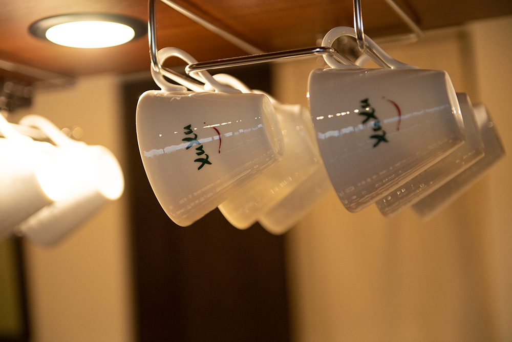 XUXUのロゴ入りコーヒーカップ